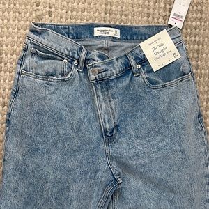 NWT Abercrombie The 90s Straight Ultra High Rise jean